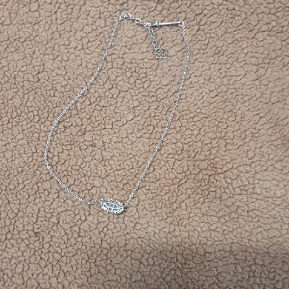 Kendra Scott Silver Pendant Necklace – Intricate Design – Like New